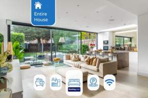 4 Bed 4 Bath House By LiveStay Short Lets & Serviced Accommodation London With Parking, Jacuzzi & Garden